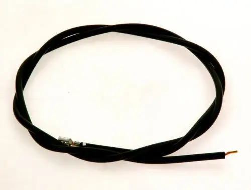 Schwarzes Kabel, in Schlaufen gelegt, mit einem offenen Ende und einer Verbindungstechnik an einem Ende, möglicherweise für Zündanwendungen, markiert mit Bosch.